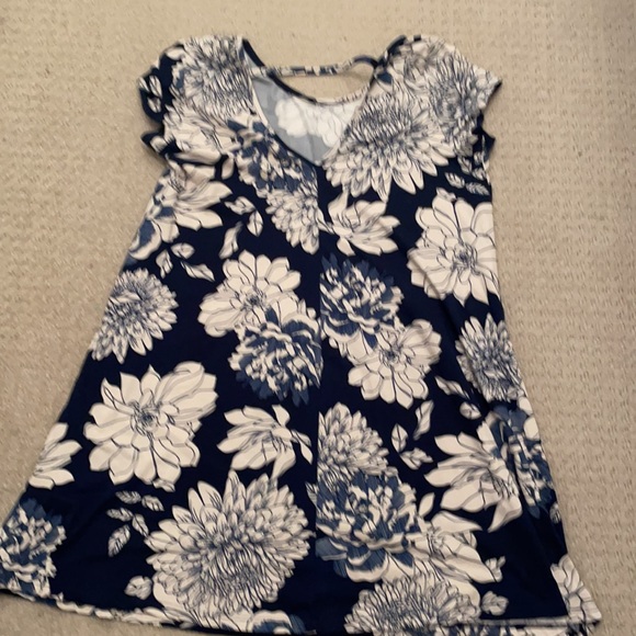 Blue flowery dress with back cut out. - Picture 2 of 2